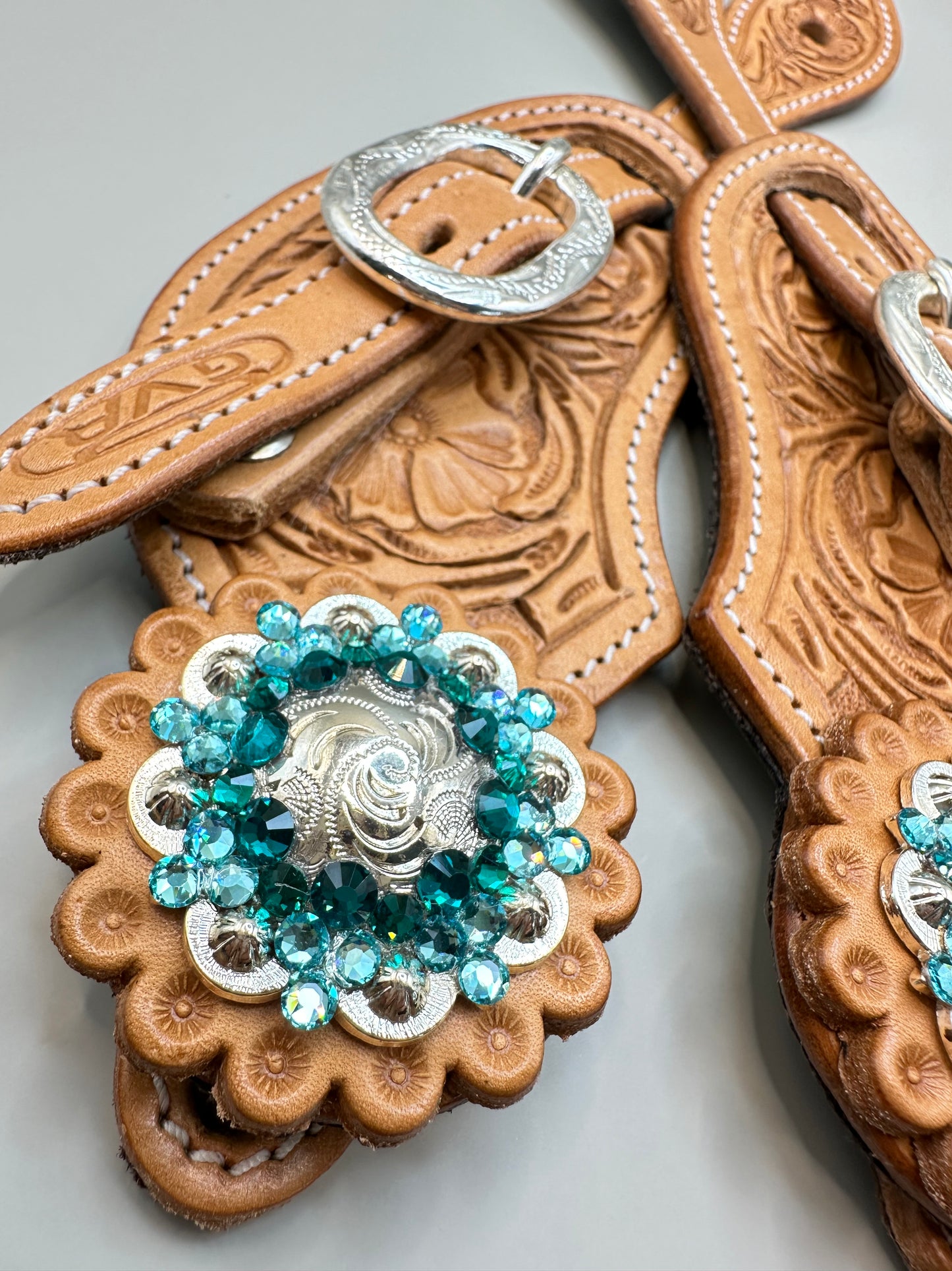 Sporenriemen Set Damen Western - Russet mit individuellen Conchos in türkis