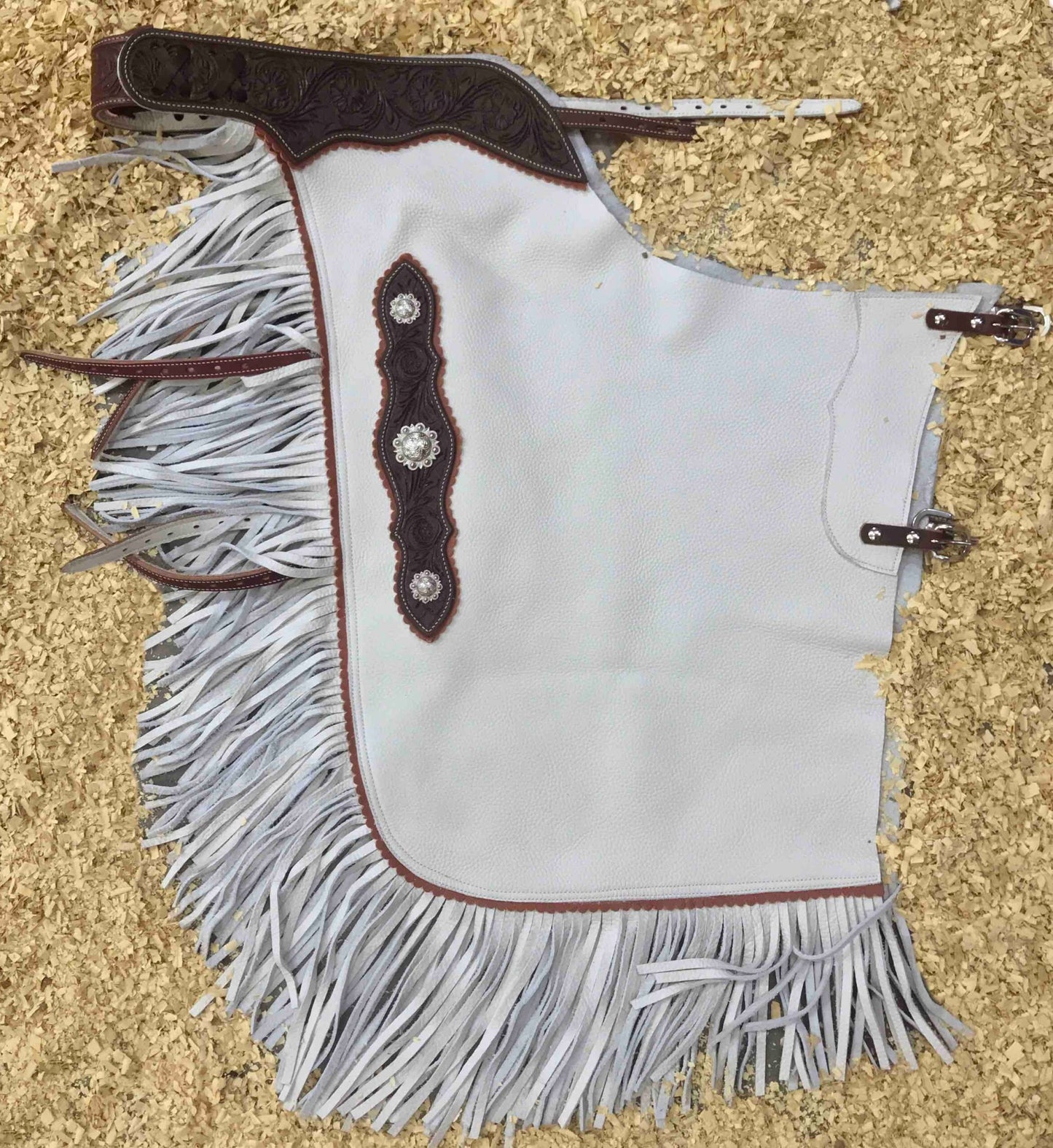 Western Chink Chaps GLATTLEDER cremeweiß mit Conchos