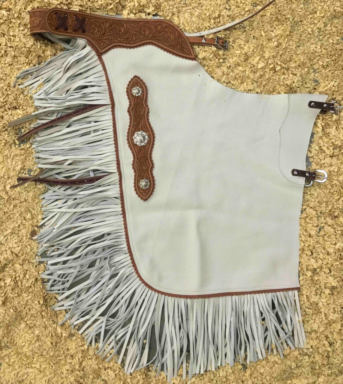 Western Chink Chaps GLATTLEDER cremeweiß mit Conchos