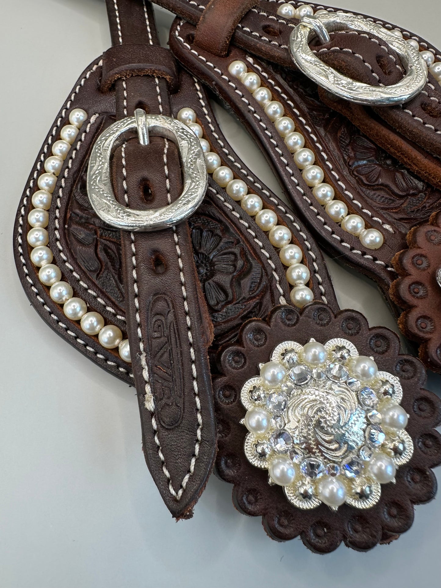 Sporenriemen Set Perlen Western - Dark Chestnut mit individuell bestrassten Conchos