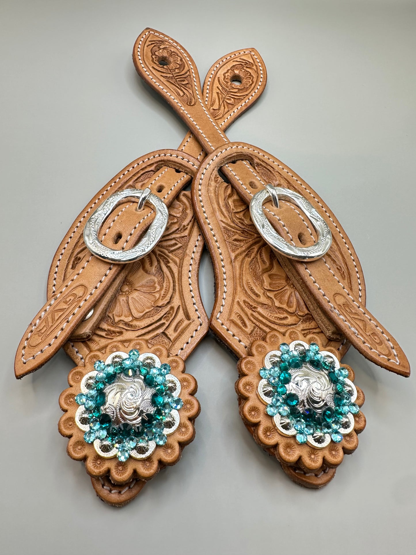 Sporenriemen Set Damen Western - Russet mit individuellen Conchos in türkis