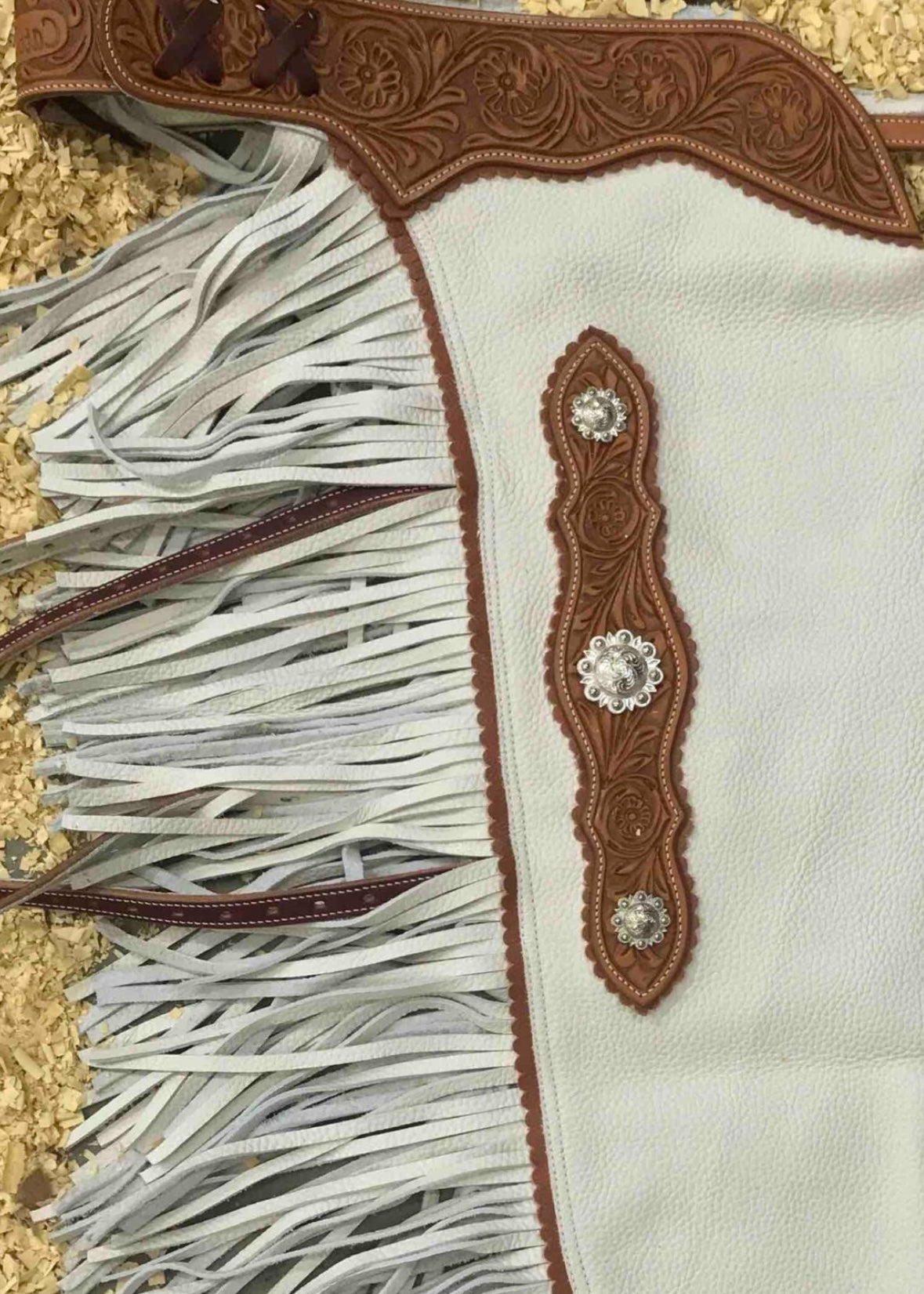 Western Chink Chaps GLATTLEDER cremeweiß mit Conchos